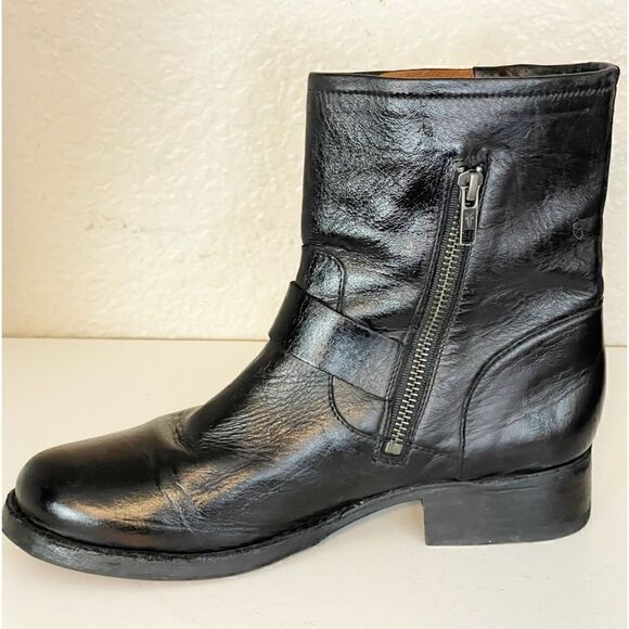 Frye Vicky Engineer Ankle Bootie. 7.5 - Picture 5 of 13